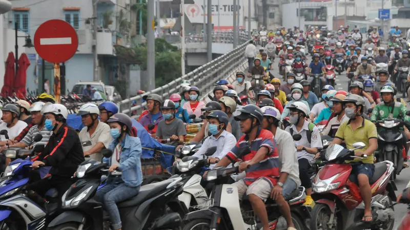 Để hạn chế xe cá nhân cần có cách giải quyết dựa trên tổng thể nhiều phương pháp. Ảnh: CAO THĂNG
