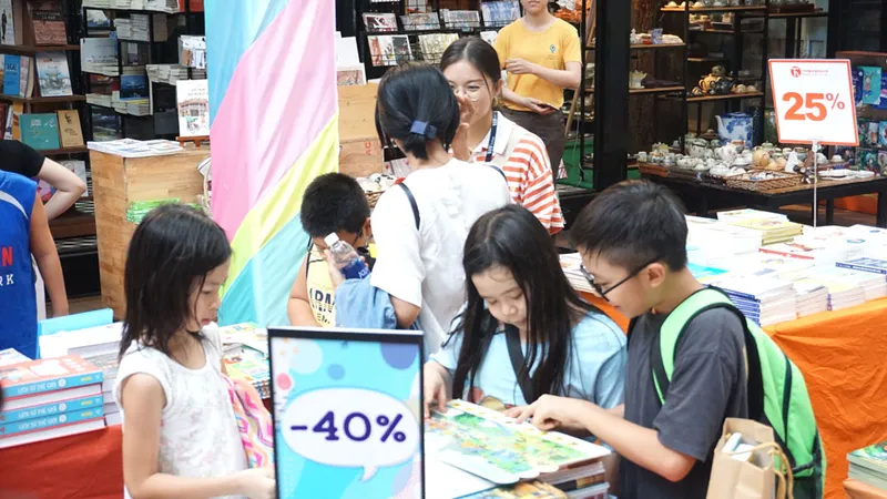 Độc giả nhí tìm mua sách tại Hội sách Thiếu nhi TPHCM lần 2