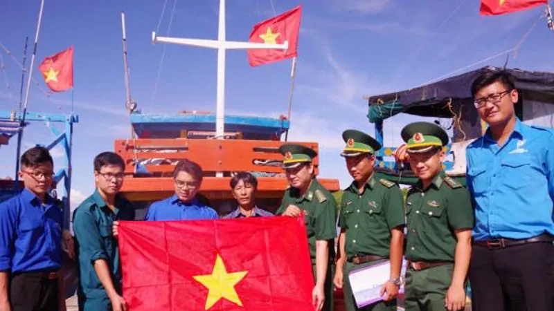 Đồng hành cùng ngư dân vươn khơi bám biển