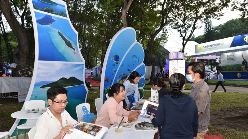 Người dân tham quan, tìm hiểu các sản phẩm bày bán tại Ngày hội Du lịch TPHCM 2020. Ảnh: KIM ANH
