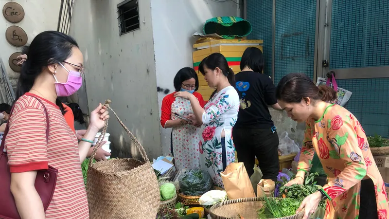 Phiên chợ bày đủ các món quê hút khách