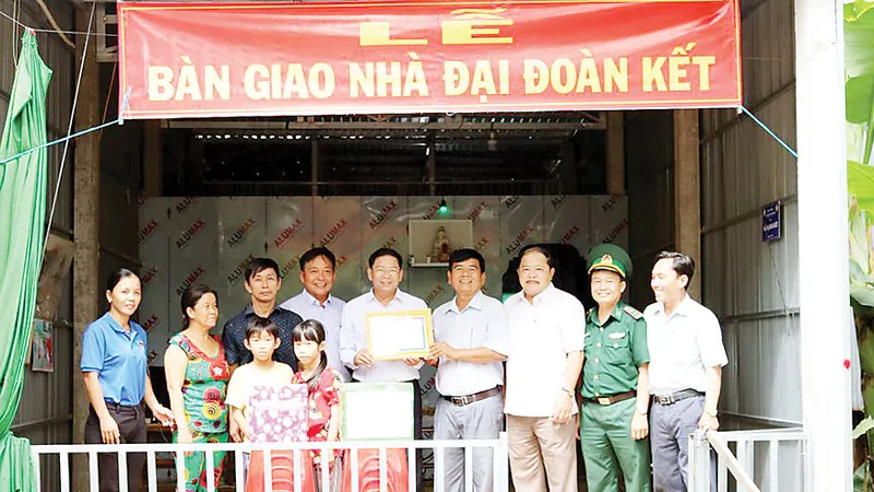 Công ty TNHH MTV Xổ số kiến thiết Đồng Tháp dự lễ bàn giao nhà đại đoàn kết 