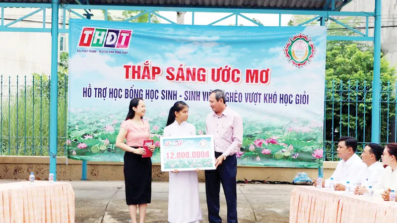 Trao học bổng “Thắp sáng ước mơ” giúp học sinh nghèo vượt khó học tập tại xã Mỹ Trà, thành phố Cao Lãnh, tỉnh Đồng Tháp