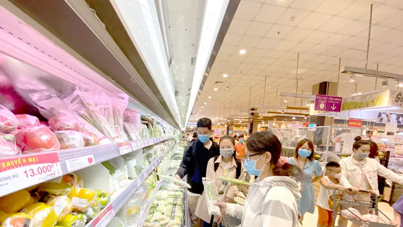 Mua sắm tại Aeon Mall Tân Phú, quận Tân Phú, TPHCM, ngày 14-8-2020. Ảnh: CAO THĂNG