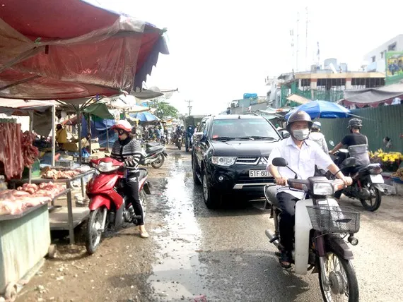 Khắc phục tình trạng chợ tự phát “mọc” giữa công trình