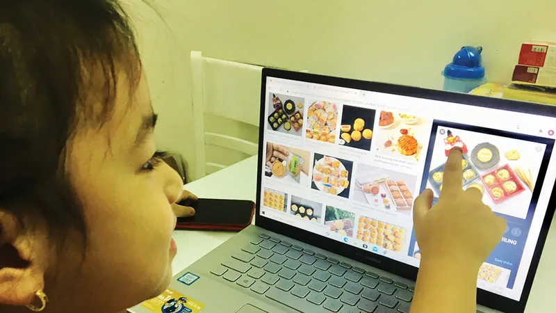Bánh trung thu trôi nổi rao bán nhiều trên internet. Ảnh: THI HỒNG