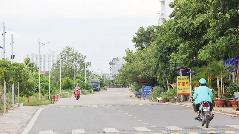 Đoạn đường ven kênh Tham Lương trị giá hơn 400 triệu đồng do người dân khu phố 7, phường 14 (quận Gò Vấp) đóng góp thực hiện. Ảnh: HOÀI NAM