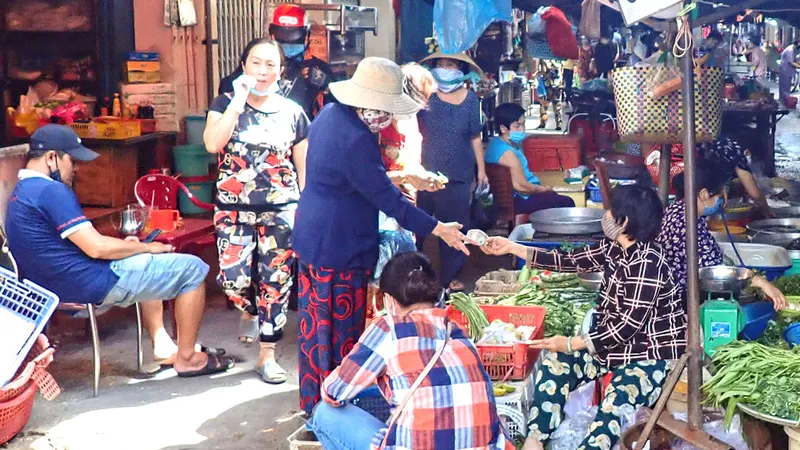 Phòng dịch Covid-19 tại các chợ: Nơi nghiêm túc, chỗ lơ là