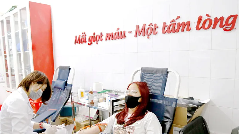 Bạn trẻ hiến máu tình nguyện tại điểm hiến máu nhân đạo 26 Lương Ngọc Quyến, Hà Nội trong những ngày phòng chống dịch Covid-19