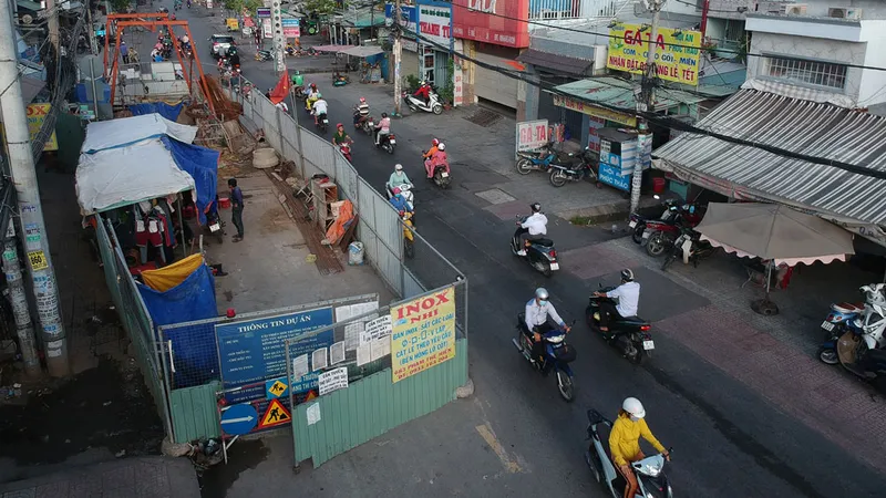 Rào chắn thi công công trình ngầm trên đường Phạm Thế Hiển (quận 8), chụp ngày 29-8. Ảnh: CAO THĂNG