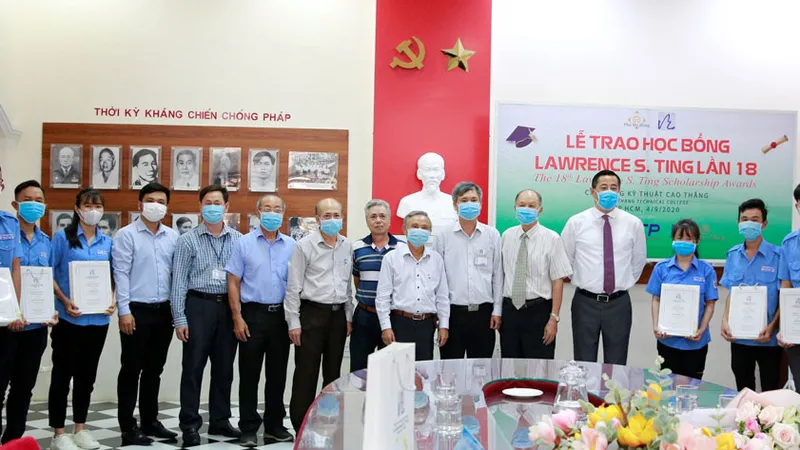 Đại diện Quỹ Lawrence S. Ting chụp ảnh lưu niệm với các sinh viên được nhận học bổng năm 2020