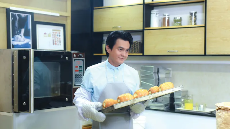 Diễn viên Cao Minh Đạt trong Vua bánh mì phiên bản Việt. Ảnh: ĐPCC