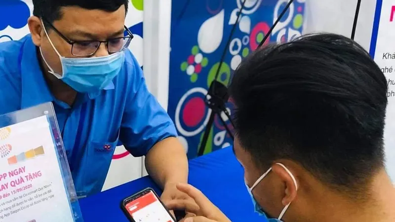 Người tiêu dùng cài App Saigon Co.op để mua sắm