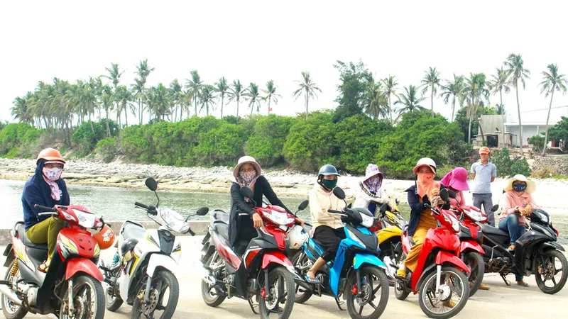 Đội xe ôm tóc dài xếp hàng ngay ngắn chờ du khách