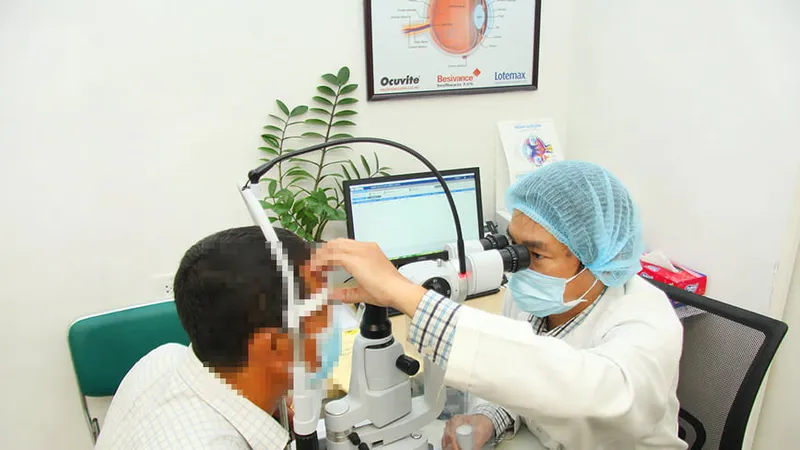 Bác sĩ Trần Hiếu đang thăm khám cho bệnh nhân biến chứng mắt do đái tháo đường