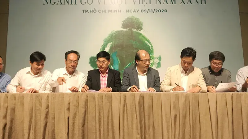 Đại diện Viforest và các hiệp hội, chi hội gỗ các tỉnh ký kết