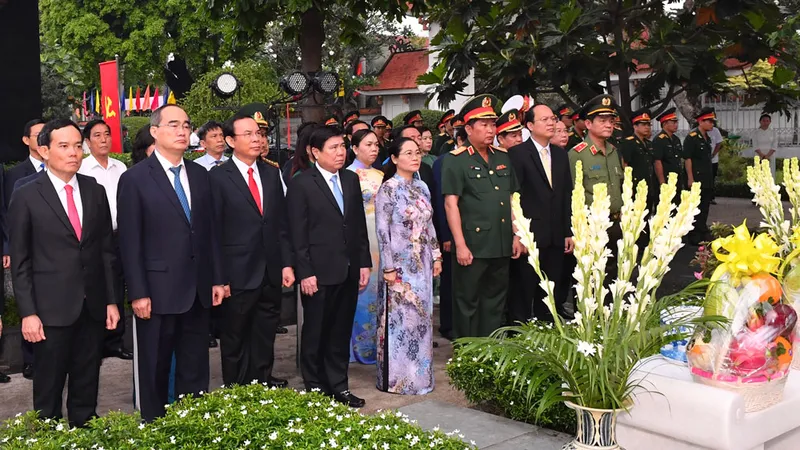 Lãnh đạo TPHCM dâng hương tưởng niệm cố Chủ tịch nước, Đại tướng Lê Đức Anh. Ảnh: VIỆT DŨNG