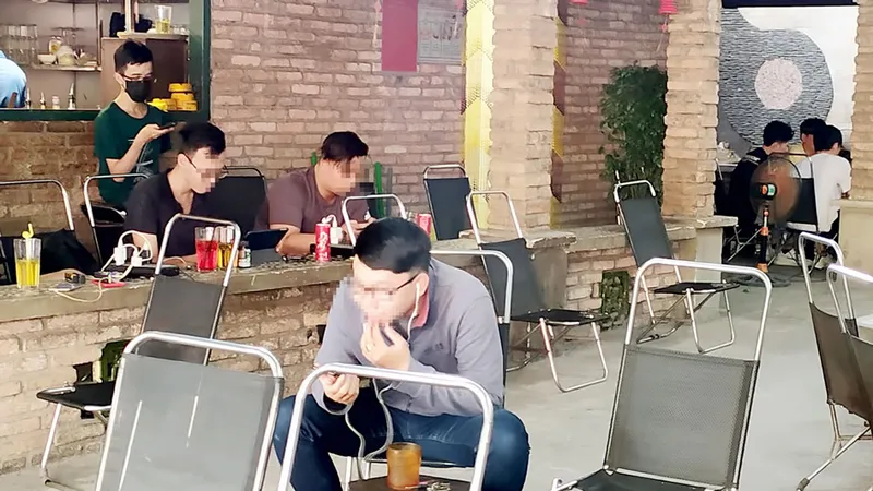 Tại quán cafe người dân không đeo khẩu trang 