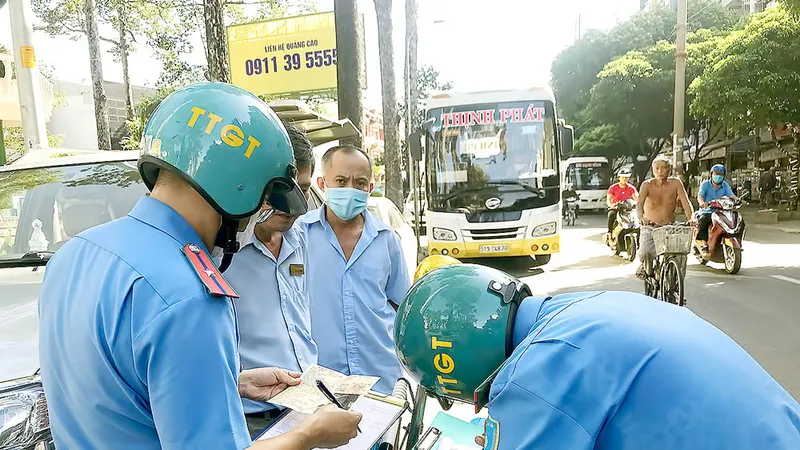 Xử phạt xe dừng đỗ sai quy định trên đường An Dương Vương, quận 5, TPHCM