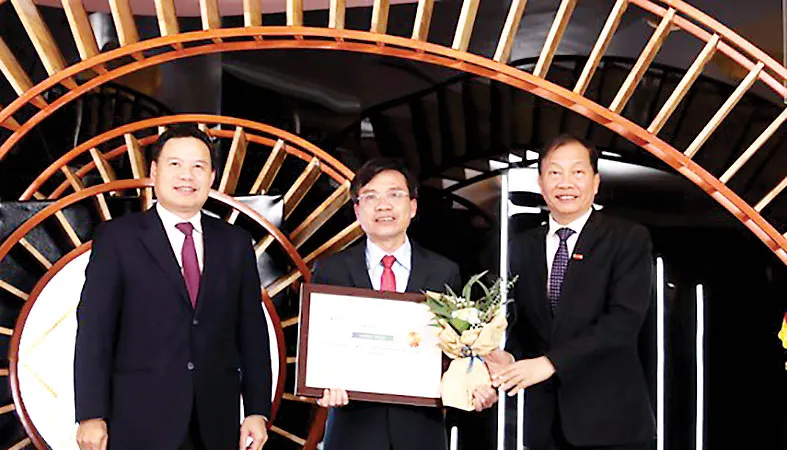 Ông Trần Văn Tần, thành viên HĐQT đại diện VietinBank, nhận danh hiệu “Doanh nghiệp bền vững Việt Nam” năm 2020