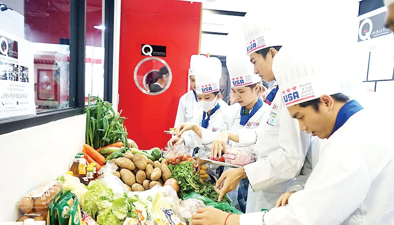 10 đội thi tham gia nấu ăn cùng bếp trưởng Norbert Ehrbar và siêu đầu bếp Lê Xuân Tâm
