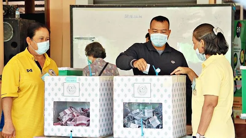 Các cử tri bỏ phiếu tại một điểm bỏ phiếu. Ảnh: Thairath