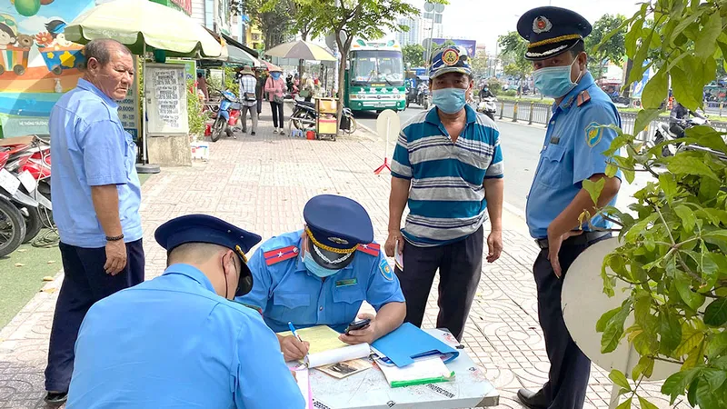 Thanh tra GTVT lập biên bản vi phạm quy định về đảm bảo trật tự an toàn giao thông trên đường Kinh Dương Vương, quận Bình Tân. Ảnh: CAO THĂNG