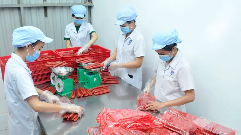 Sản xuất lạp xưởng tại Sagrifood. Ảnh: CAO THĂNG