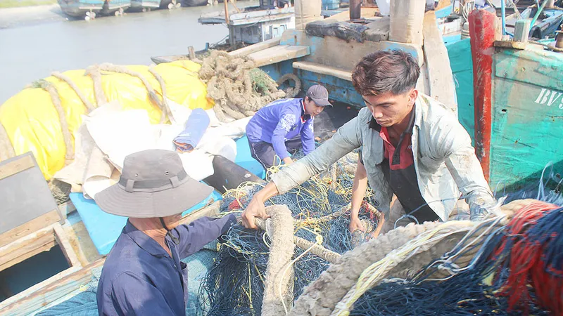Ngư dân Bà Rịa - Vũng Tàu vận chuyển lưới lên tàu chuẩn bị cho chuyến mở biển đầu năm