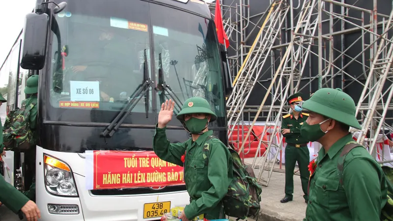 Chiến sĩ mới tại TP Đà Nẵng tạm biệt người thân để về đơn vị đóng quân. Ảnh: NGUYỄN CƯỜNG
