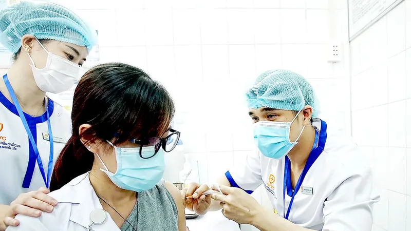 Ngày đầu tiêm vaccine Covid-19: Sức khỏe 377 người được tiêm đều ổn định