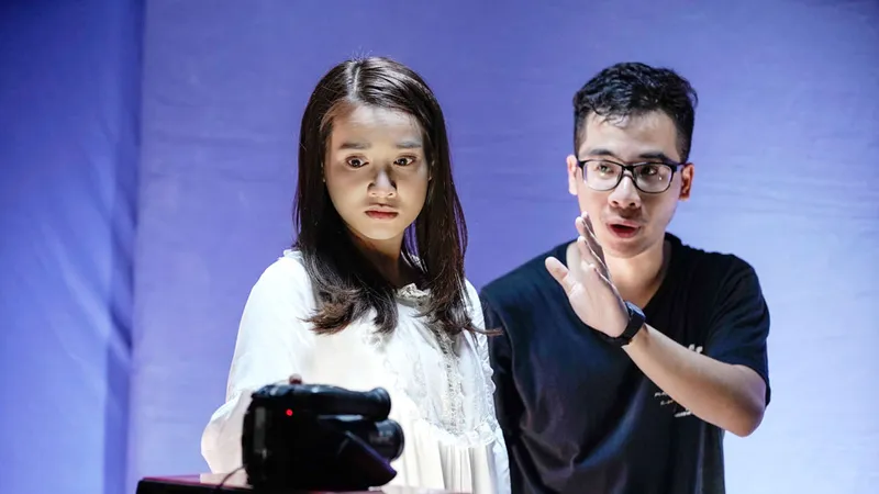 Nguyễn Hữu Hoàng hướng dẫn diễn xuất cho Nhã Phương trong Song song