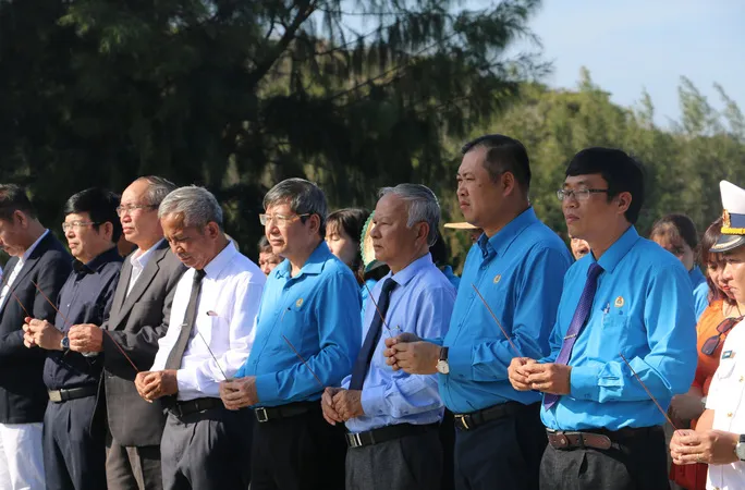 Lãnh đạo Tổng LĐLĐ Việt Nam, LĐLĐ tỉnh Khánh Hòa dâng hương tưởng nhớ 64 cán bộ, chiến sĩ hy sinh tại Gạc Ma năm 1988. Ảnh: KỲ NAM