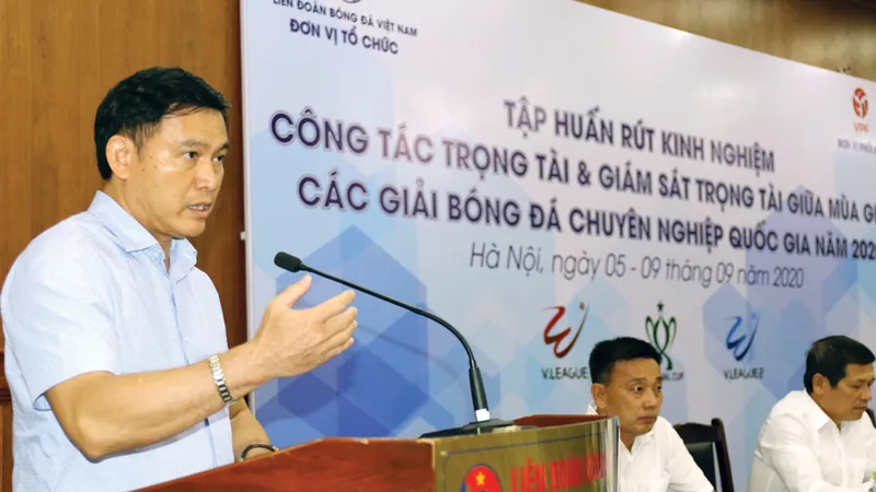 Ông Trần Anh Tú chỉ đạo ở một khóa bồi dưỡng trước thềm mùa bóng 2021. Ảnh: P.NGUYỄN