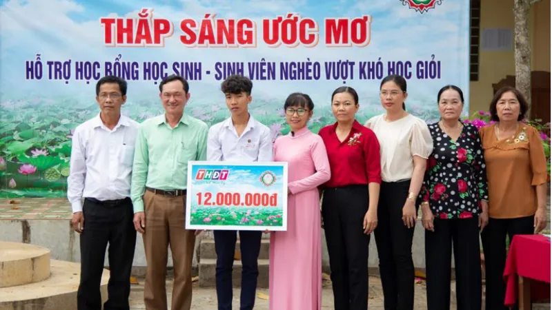 Công ty TNHH MTV Xổ số kiến thiết tỉnh Đồng Tháp trao học bổng “Thắp sáng ước mơ” tại xã An Khánh, huyện Châu Thành