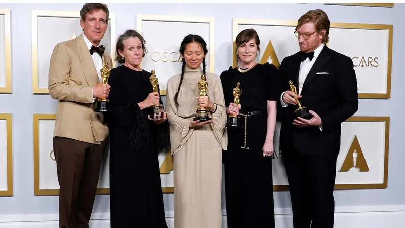Đoàn phim Nomadland nhận tượng vàng Oscar. Ảnh: Reuters
