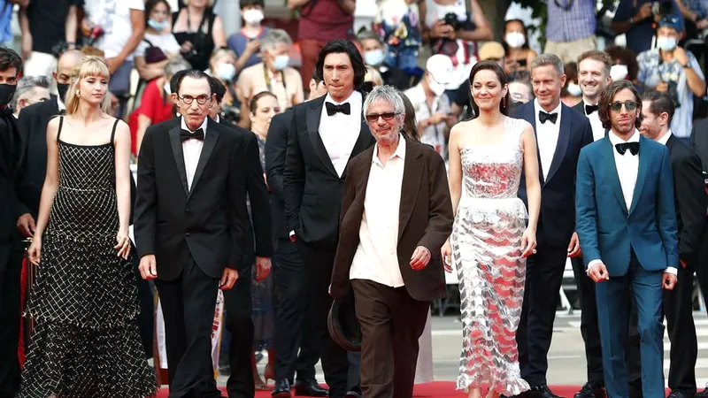 Đoàn phim Annette - bộ phim được chọn trình chiếu mở màn LHP Cannes 2021. Ảnh: REUTERS