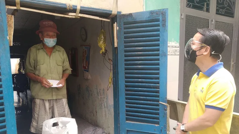 Đại diện chương trình "Siêu thị mini 0 đồng" tặng quà hộ dân khó khăn tại quận 8
