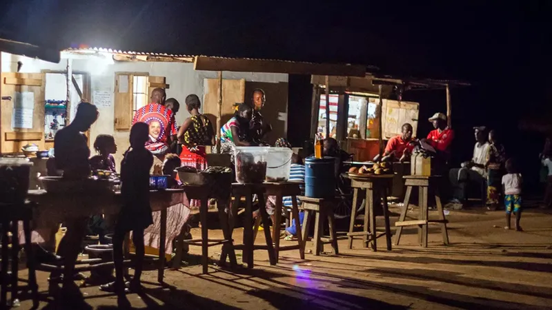 Vùng nông thôn Sierra Leone được thắp sáng bởi thiết bị tạo ra điện từ chuyển động của Thoronka
