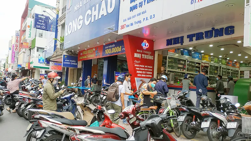 Người dân mua xếp hàng mua thuốc