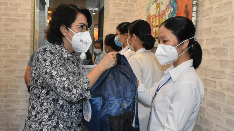 Đồng chí Tô Thị Bích Châu, Chủ tịch Ủy ban MTTQ Việt Nam TPHCM, tặng quà cho tình nguyện viên tôn giáo tham gia chống dịch