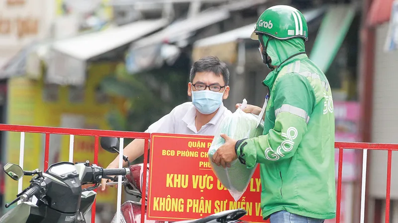 Shipper giao hàng cho khách trên đường Hoàng Văn Thụ, quận Phú Nhuận, TPHCM trưa 31-8. Ảnh: HOÀNG HÙNG