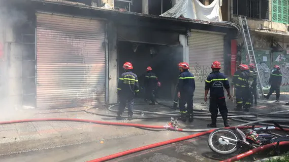 Phá rào, mở đường để xe chữa cháy tiếp cận hiện trường