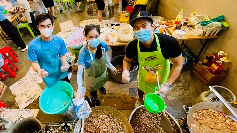 Anh Phạm Hữu Tình (phải) và nhóm nấu cơm thiện nguyện mùa dịch