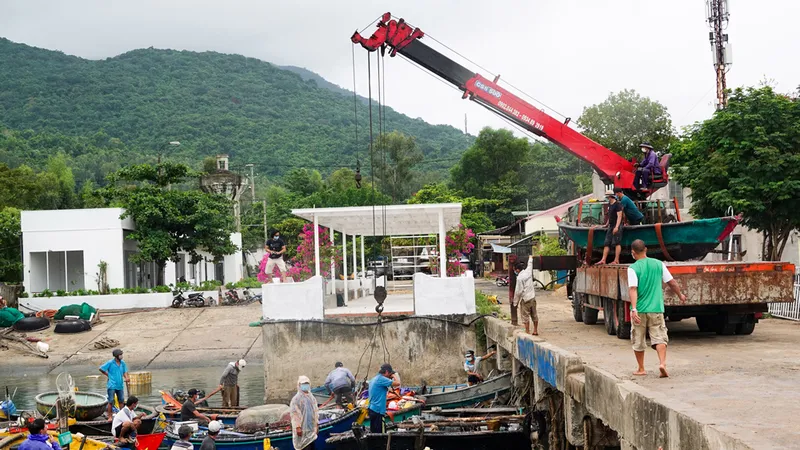 Tàu thuyền vào cầu cảng Trạm biên phòng K15, Đà Nẵng để tránh trú bão. Ảnh: XUÂN QUỲNH