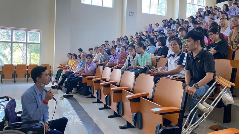 Thầy giáo Đặng Hoàng An chia sẻ với các sinh viên (Ảnh chụp trong những ngày dịch chưa bùng phát trong cộng đồng)