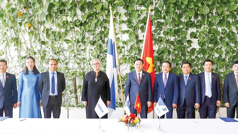Chủ tịch Quốc hội Vương Đình Huệ và Chủ tịch Quốc hội Phần Lan Anu Vehvilainen chứng kiến Lễ ký kết hợp tác giữa Tập đoàn VNPT và Nokia