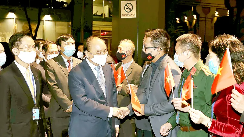 Cán bộ Đại sứ quán Việt Nam tại Hoa Kỳ và Phái đoàn thường trực Việt Nam tại Liên hiệp quốc đón Chủ tịch nước Nguyễn Xuân Phúc. Ảnh: TTXVN