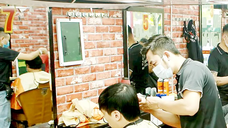 Nhiều tiệm cắt tóc ở Hà Nội đông khách sau khi được mở cửa trở lại. Ảnh: VIẾT CHUNG