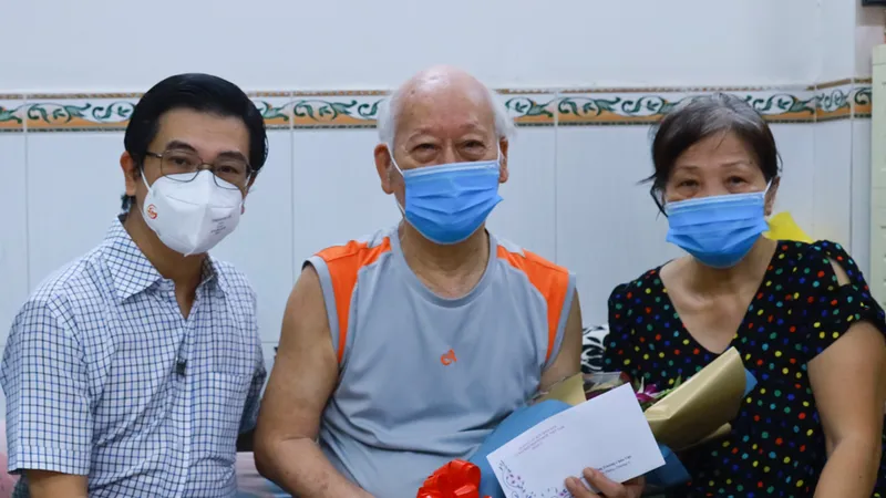Phó Chủ tịch HĐND TPHCM Nguyễn Văn Dũng thăm, tặng quà cụ Trương Chấn Việt. Ảnh: ĐÌNH LÝ